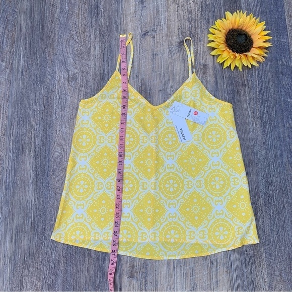 NWT Tecrew Brand Super Bright Summery Tank Size Medium - Picture 3 of 4